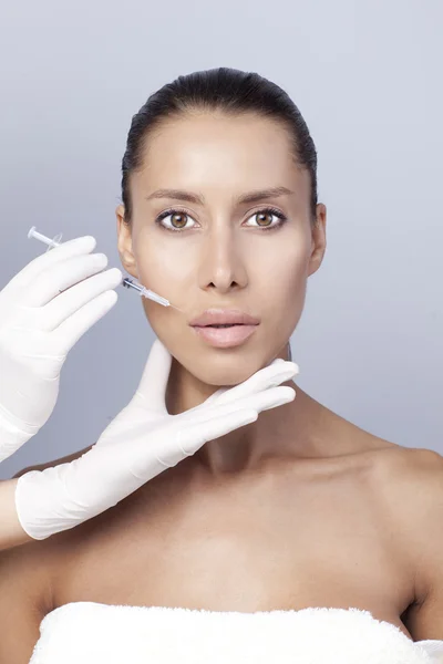 Cosmetic injection of botox to the pretty female face. — Stock Photo, Image