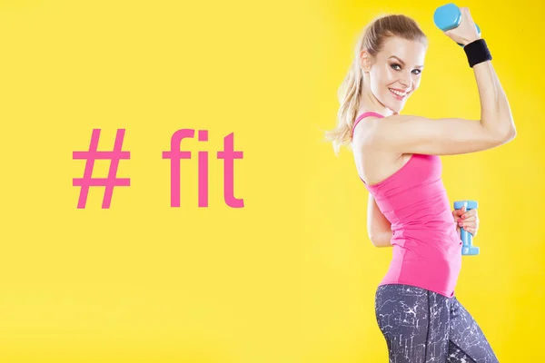 Glückliche Fitness-Frau mit Kurzhanteln auf isoliertem gelben Hintergrund — Stockfoto