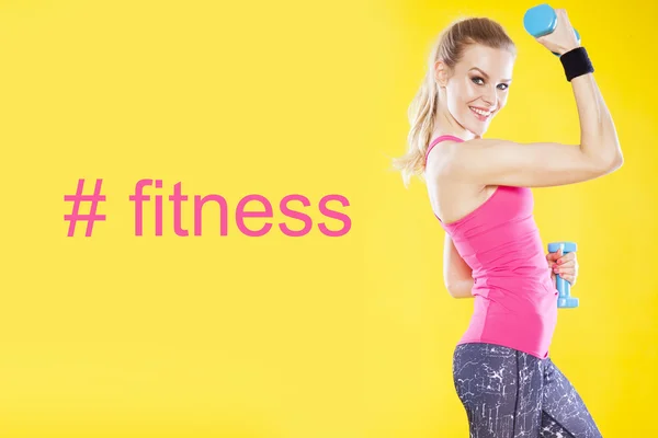 Glückliche Fitness-Frau mit Kurzhanteln auf isoliertem gelben Hintergrund — Stockfoto