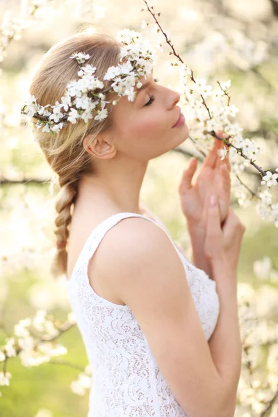 Skönhet romantisk kvinna porträtt i blommande träd — Stockfoto