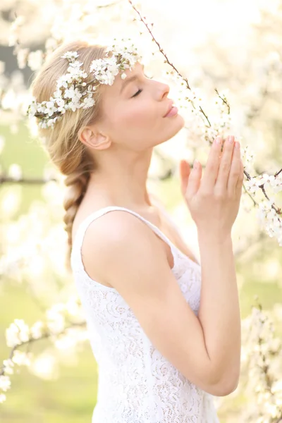 Portrait of young woman in the flowered garden in the spring — Stock Photo, Image