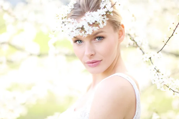 Beauté romantique portrait de femme dans les arbres en fleurs — Photo