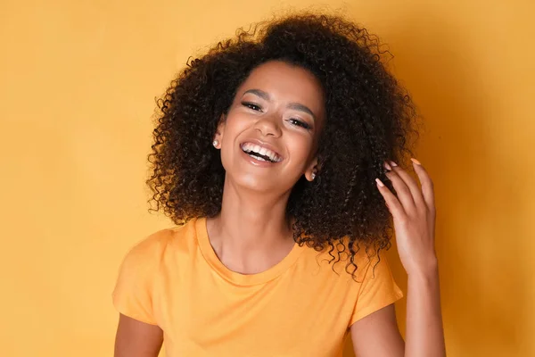 Glada Afroamerikanska Kvinnliga Modell — Stockfoto