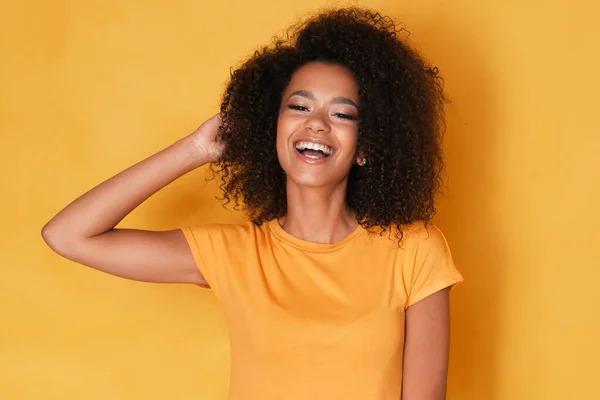 Glada Afroamerikanska Kvinnliga Modell — Stockfoto