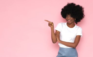 Güzel siyah kadın önemli bilgiler gösterir..