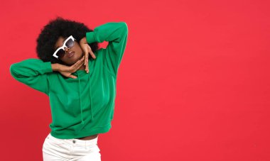 Kırmızı arka planda poz veren çılgın kadın..