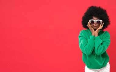 Kırmızı arka planda poz veren çılgın kadın..