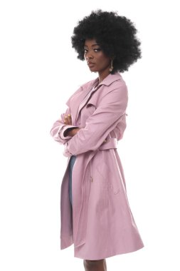 Pembe ceketli, şık bir kadın..