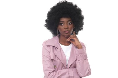 Pembe ceketli, şık bir kadın..