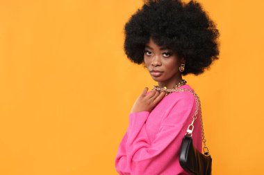 Afro saçlı güzel bir esmer..