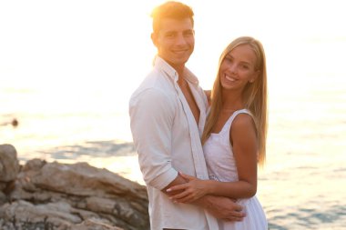 Vahşi sahilde genç bir çift.