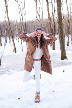 Güzel bir model tarafından gerçekleştirilen kış çılgınlığı.