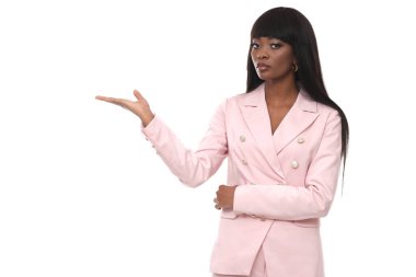 Pembe takım elbiseli sunucu..