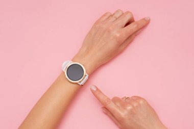 Bir kadının elinde akıllı seğirme.