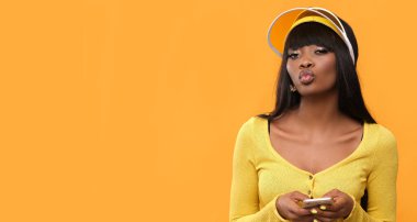 Cep telefonuyla sürpriz bir esmer..