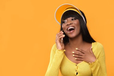 Cep telefonuyla sürpriz bir esmer..