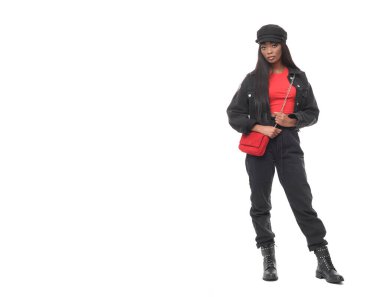 Çekici elbisesi olan çekici bir esmer..