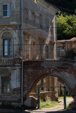 Kemerli eski bir ev.