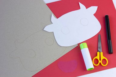Üçüncü adım: Yeni yıl için kartondan siyah beyaz inek maskesi nasıl yapılır, DIY