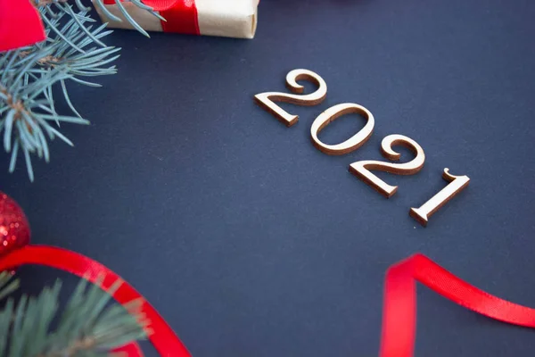 Стильный новый год с красными оттенками, 2021 деревянные номера на темном фоне — стоковое фото