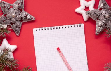 Noel Baba 'ya yıldızlı şenlik arka planında Noel Baba' nın dilek listesi.