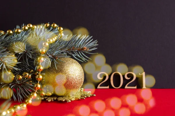 Mutlu yıllar 2021, oyuncaklarla dolu samimi yeni yıl kartı ve Bokeh ile köknar dalları