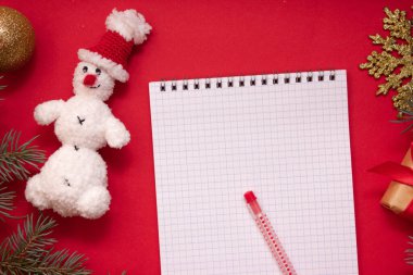 Noel Baba 'ya Noel Baba' nın geçmişinde yıldızlar, yeni yıl havası, iplik defteri ve kalemden yapılmış kardan adam hakkında Noel mesajı.