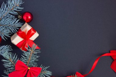 Kırmızı ve siyah gölgeli Noel arkaplanı oyuncaklar ve ladin dalları, kopyalama alanı.