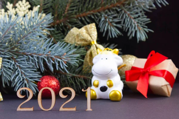 Уютная Новогодняя Открытка 2021 Символом Быка Деревянные Номера Переднем Плане Стоковая Картинка