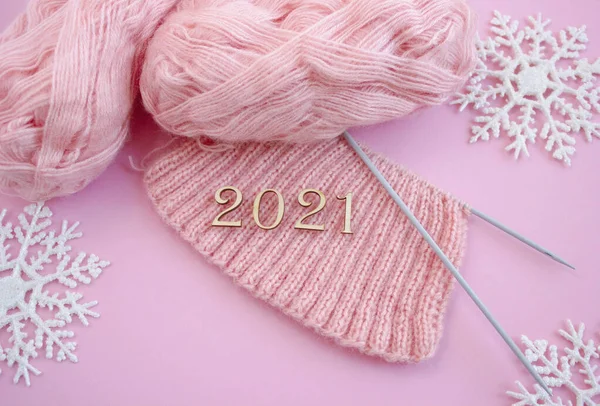 2021 skład noworoczny. Wełniana różowa przędza i druty dziewiarskie. Strona główna hobby, przytulne swetry z dzianin — Zdjęcie stockowe