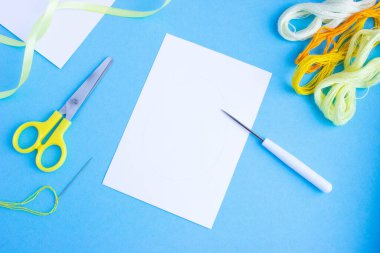 Hassas bir Paskalya kartı nasıl yapılır? İplikten kendi ellerinle yumurta yapmak, adım adım talimat vermek..