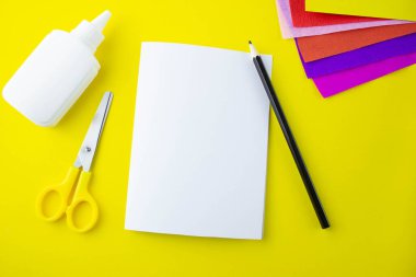 DIY Adım 1, adım adım talimatlar anne bayramı için bir kağıt kart için, sevgililer günü, kalp çok renkli çizgilerden yapılmış