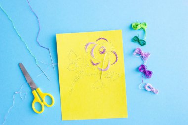 İzotolif tekniğini kullanarak kendi ellerinle bir kartpostal gül yapmayı, anneler gününü, doğum gününü, adım adım, 8.