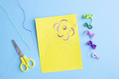 İzotolif tekniğini kullanarak bir kartpostal gülünü kendi ellerinle nasıl yapacağını, anneler gününü, doğum gününü, adım adım, 6. adımı,