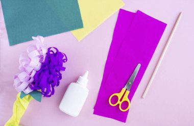 Renkli kağıttan çiçekleri kendi ellerinle nasıl yaparsın? Anneler gününde, doğum gününde, adım adım, ikinci adımda..