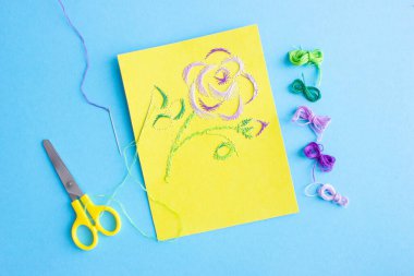 İzotolif tekniğini kullanarak bir kartpostal gülünü kendi ellerinle nasıl yapacağını. Anneler gününde, doğum gününde, adım adım, adım, 13. adımda..