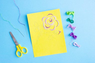 İzotolif tekniğini kullanarak bir kartpostal gülünü kendi ellerinizle nasıl yapacağınızı, anneler gününde, doğum gününde, adım adım, adım, dokuzuncu adımda,.