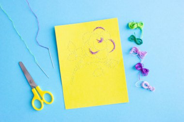 Kartpostal gülünü iplikçik tekniğini kullanarak kendi ellerinle nasıl yapacaksın? Anneler gününde, doğum gününde, adım adım, 4. adımda..