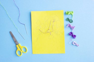 Kartpostal gülünü iplikçik tekniğini kullanarak kendi ellerinle nasıl yapacaksın? Anneler gününde, doğum gününde, adım adım, ikinci adımda..