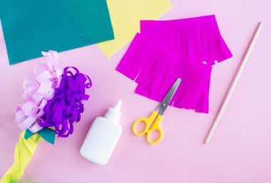 Renkli kağıttan çiçekleri kendi ellerinle nasıl yaparsın? Anneler gününde, doğum gününde, adım adım, 4. adımda..