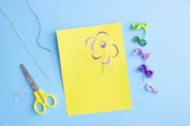 İzotolif tekniğini kullanarak bir kartpostal gülünü kendi ellerinle nasıl yapacağını. Anneler gününde, doğum gününde, adım adım, yedinci adımda..