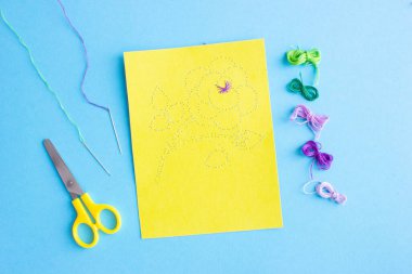 Kartpostal gülünü iplikçik tekniğini kullanarak kendi ellerinle nasıl yapacaksın? Anneler gününde, doğum gününde, adım adım, üçüncü adımda..