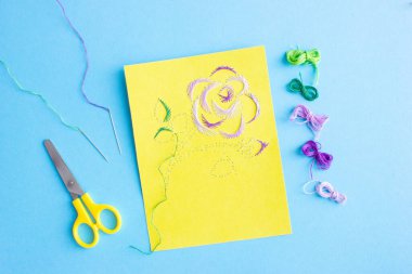 İzotolif tekniğini kullanarak bir kartpostal gülünü kendi ellerinle nasıl yapacaksın? Anneler gününde, doğum gününde, adım adım, adım, 11. adımda..