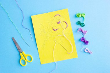 İzotolif tekniğini kullanarak bir kartpostal gülünü kendi ellerinle nasıl yapacağını. Anneler gününde, doğum gününde, adım adım, beşinci adımda..