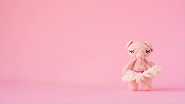 Βελονάκι ροζ γουρούνι χορεύει σε ροζ φόντο με φούστα μπαλέτου, σταματά το βίντεο κίνησης, κάντο μόνος σου. — Αρχείο Βίντεο
