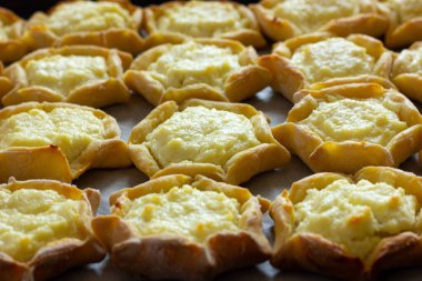 Fırınlanmış peynirli peynirli peynirli kekler, aromatik ev yapımı kekler.