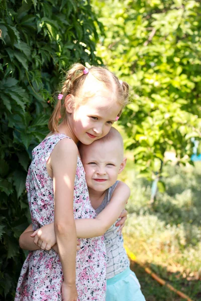 Außenporträt zweier niedlicher Kinder, kleiner Bruder und große Schwester, Junge und Mädchen in der Natur — Stockfoto