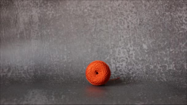 Stop motion video with a hand that catches a pumpkin for Halloween crocheted from yarn — Stock Video