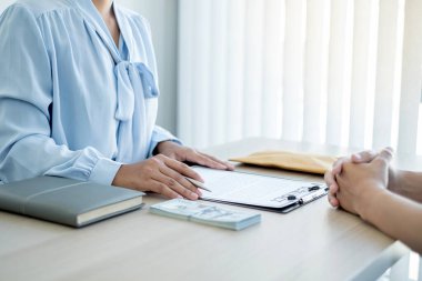 Sahibi, ortağının şirkette rüşvet teklif ettiği parayla bir anlaşma yapmış. Rüşvet ve yolsuzluk kavramı.