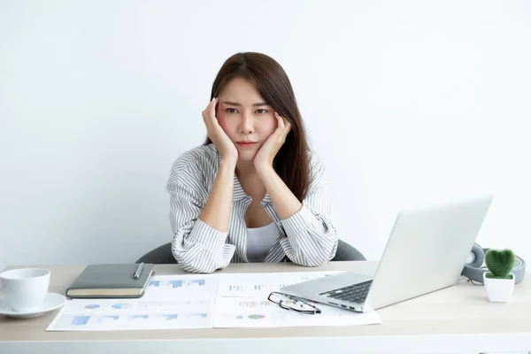 仕事中のアジアの女性はストレスを感じ 仕事に疲れ オフィスで働いている間にハードワークから片頭痛 — ストック写真